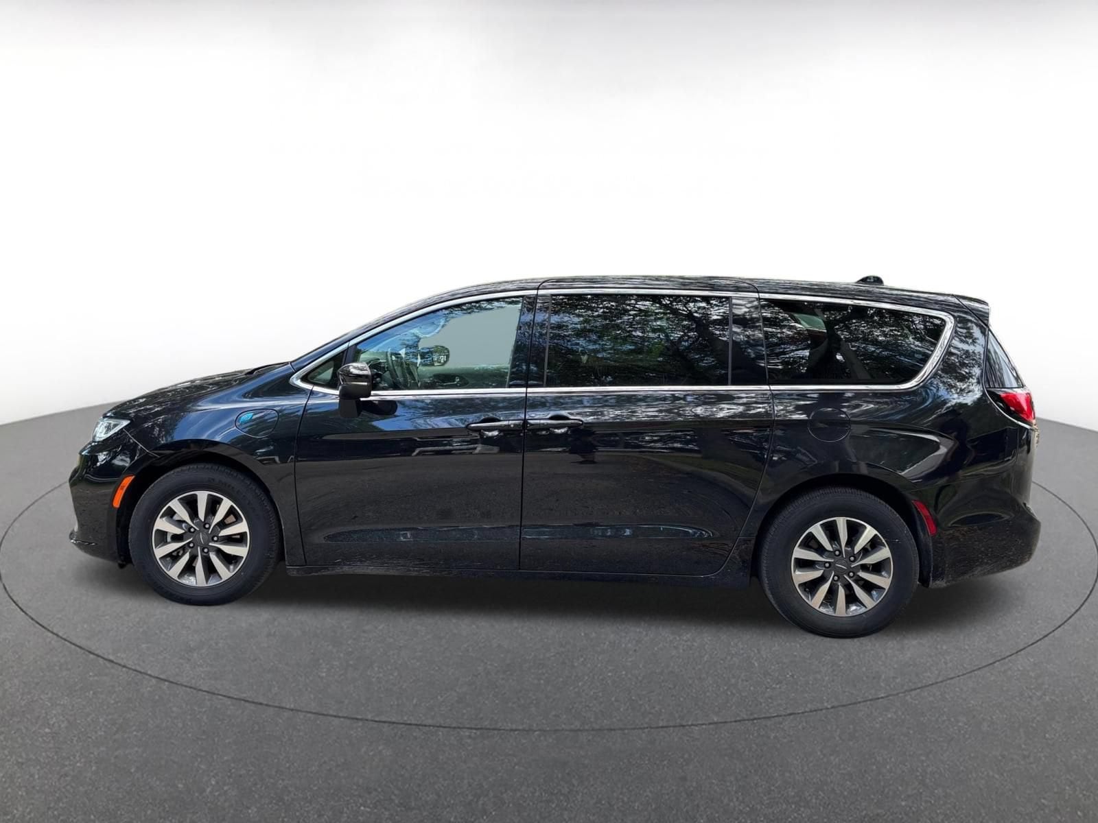 Thumbnail: 2023 Chrysler Pacifica - 4