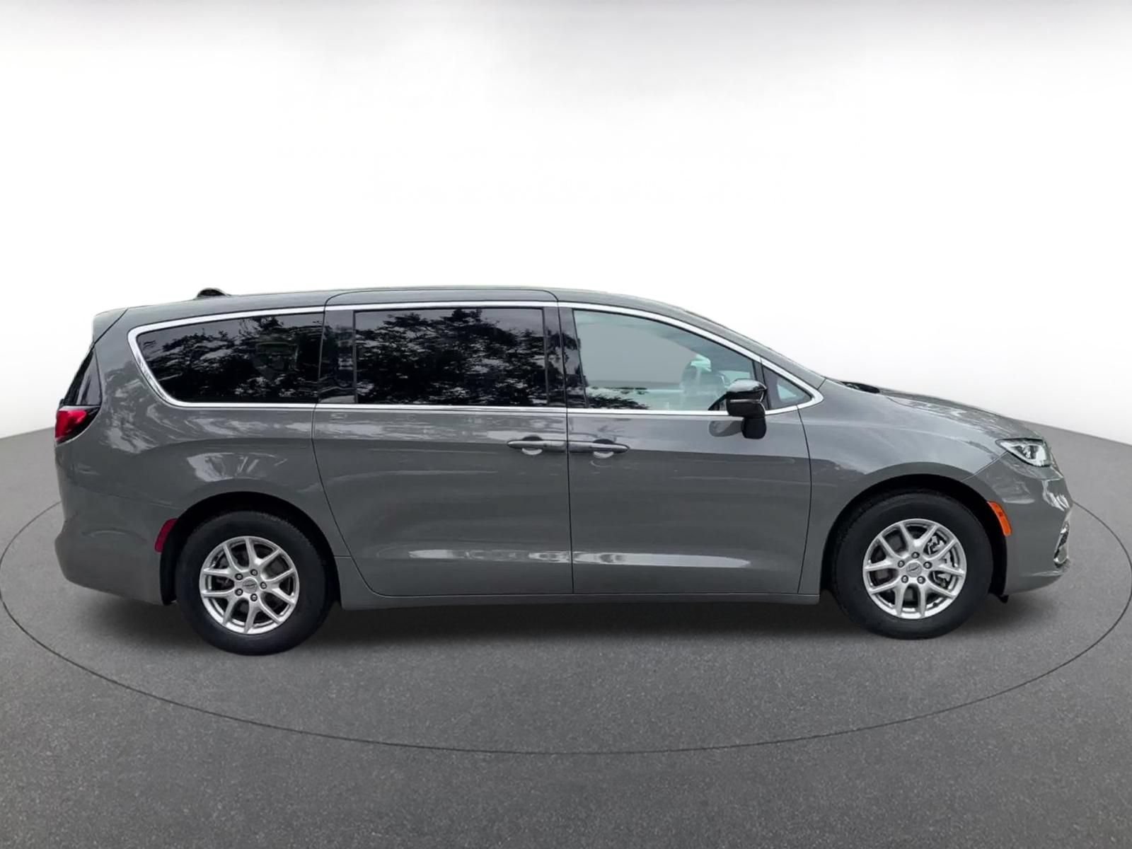 Thumbnail: 2025 Chrysler Pacifica - 15