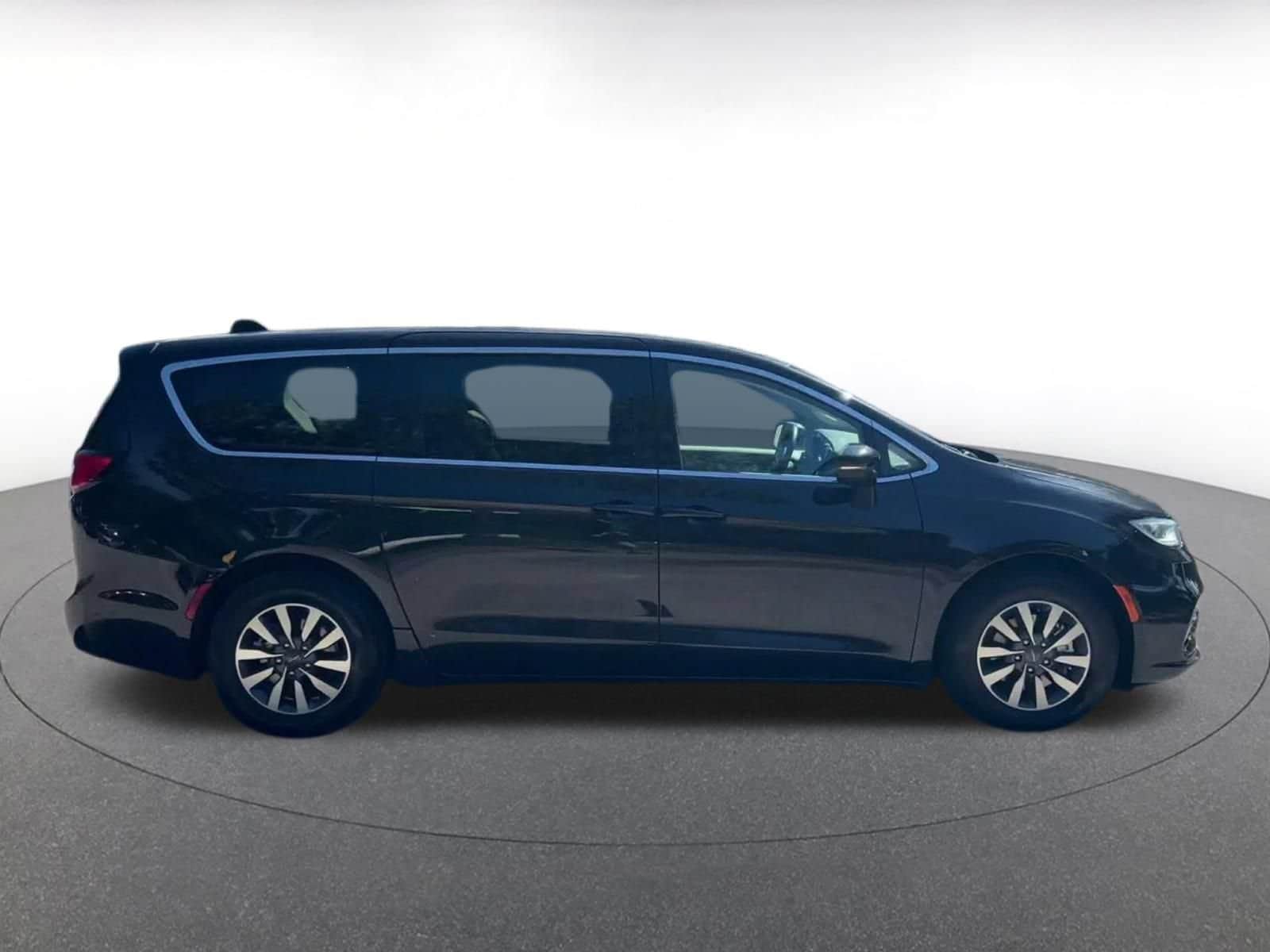 Thumbnail: 2023 Chrysler Pacifica - 15