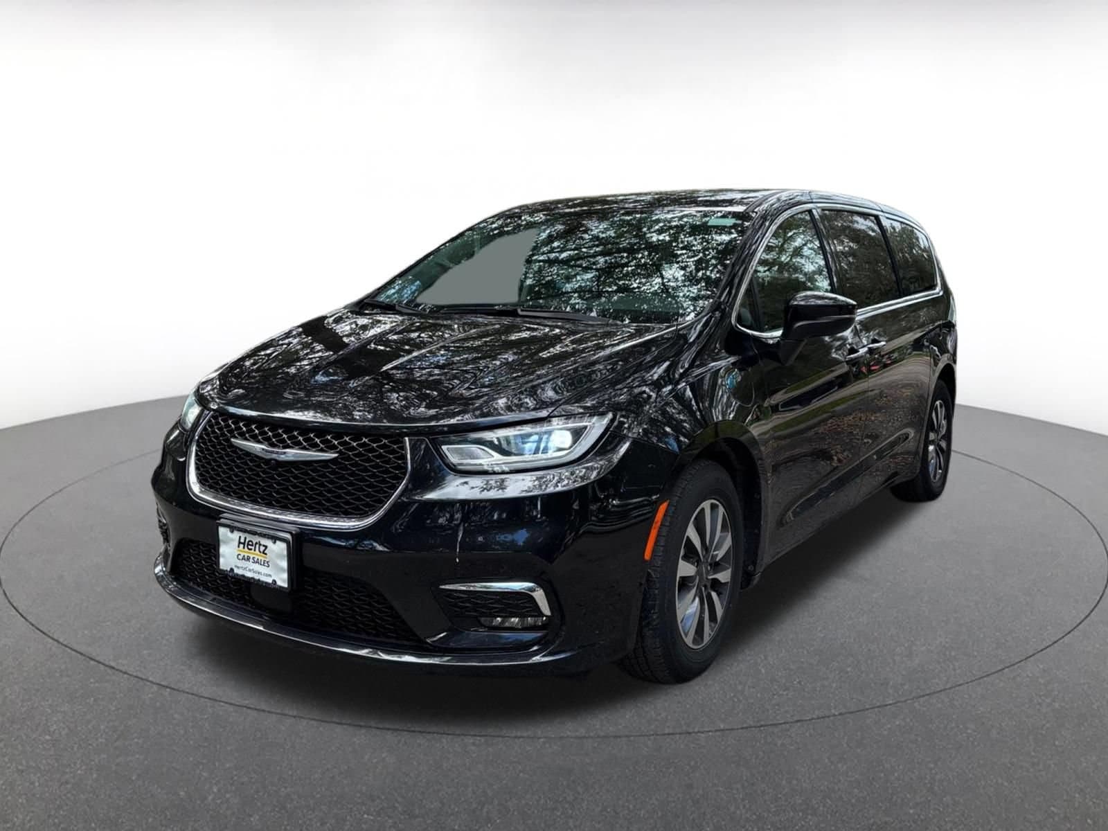 Thumbnail: 2023 Chrysler Pacifica - 3