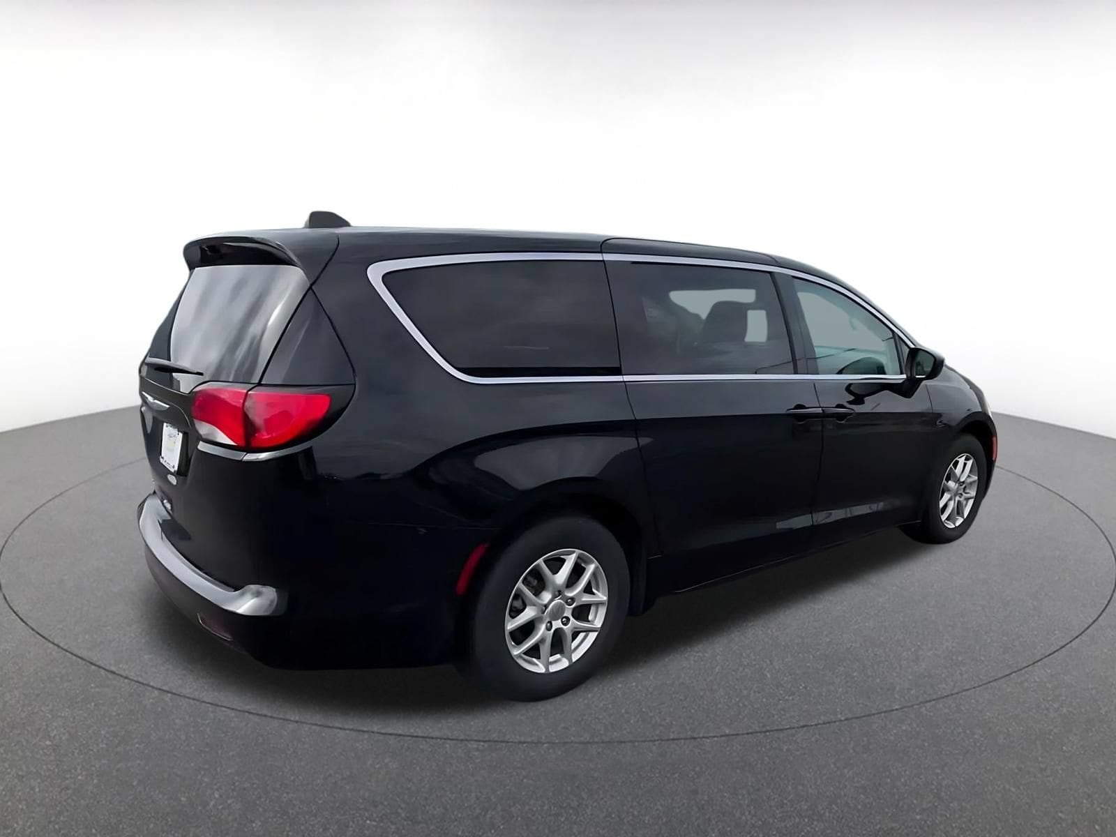 Thumbnail: 2024 Chrysler Voyager - 14