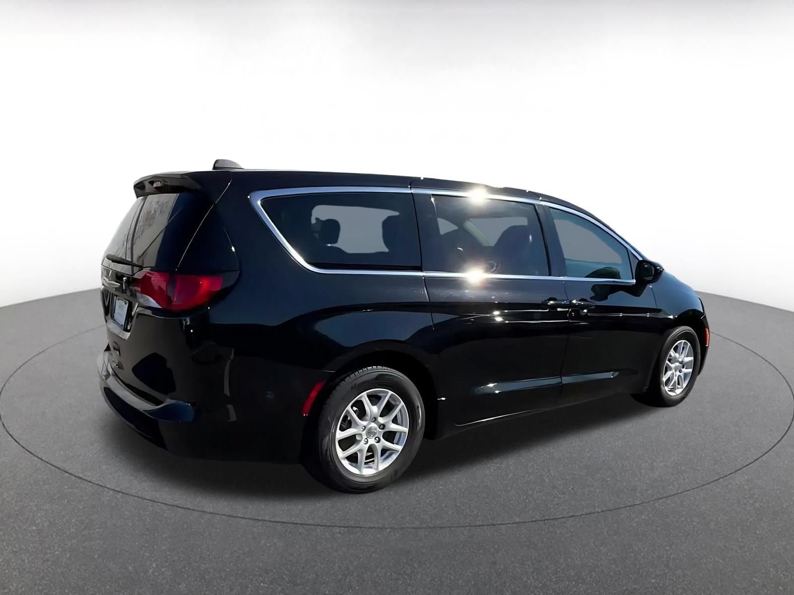 Thumbnail: 2024 Chrysler Voyager - 14