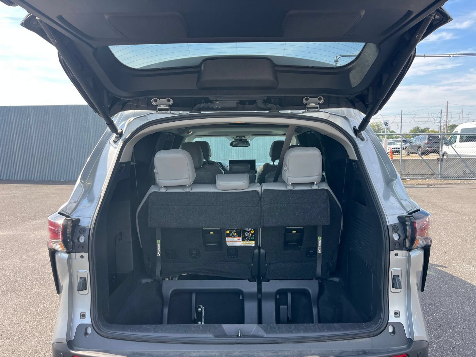 Thumbnail: 2025 Toyota Sienna - 33