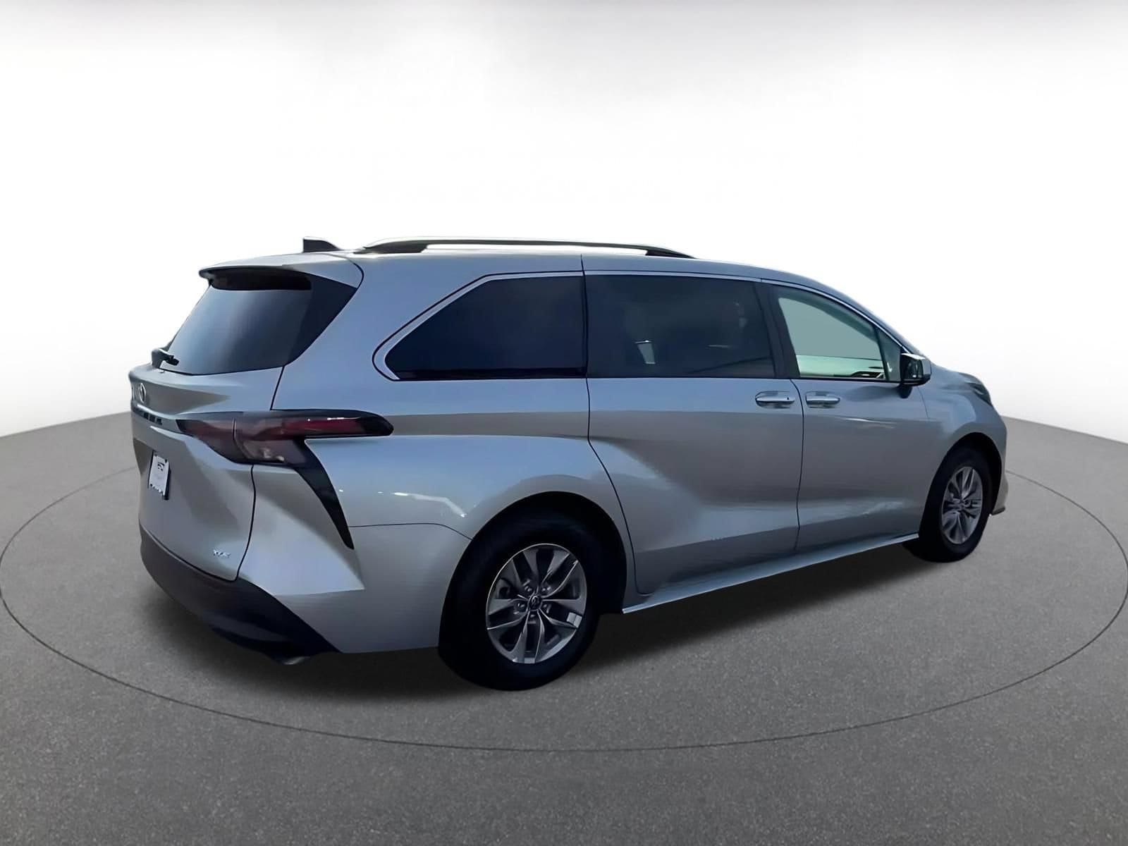 Thumbnail: 2025 Toyota Sienna - 13