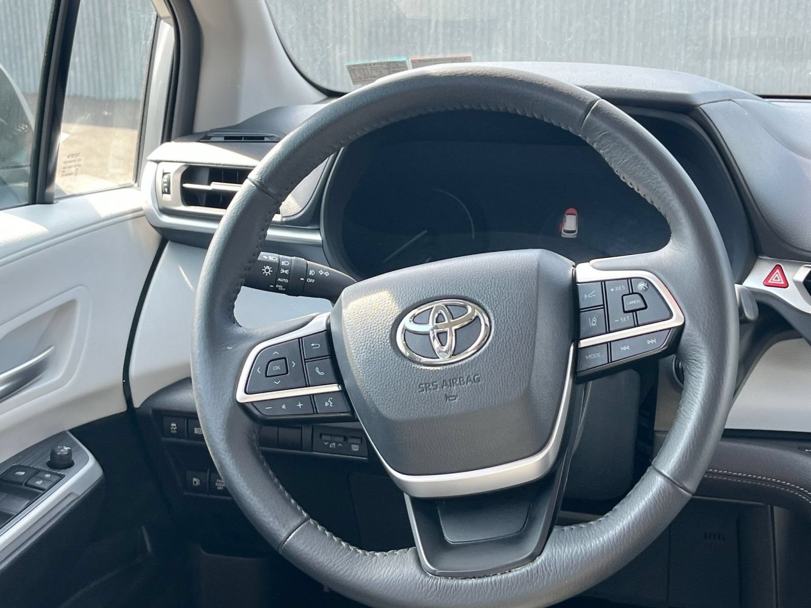Thumbnail: 2025 Toyota Sienna - 28