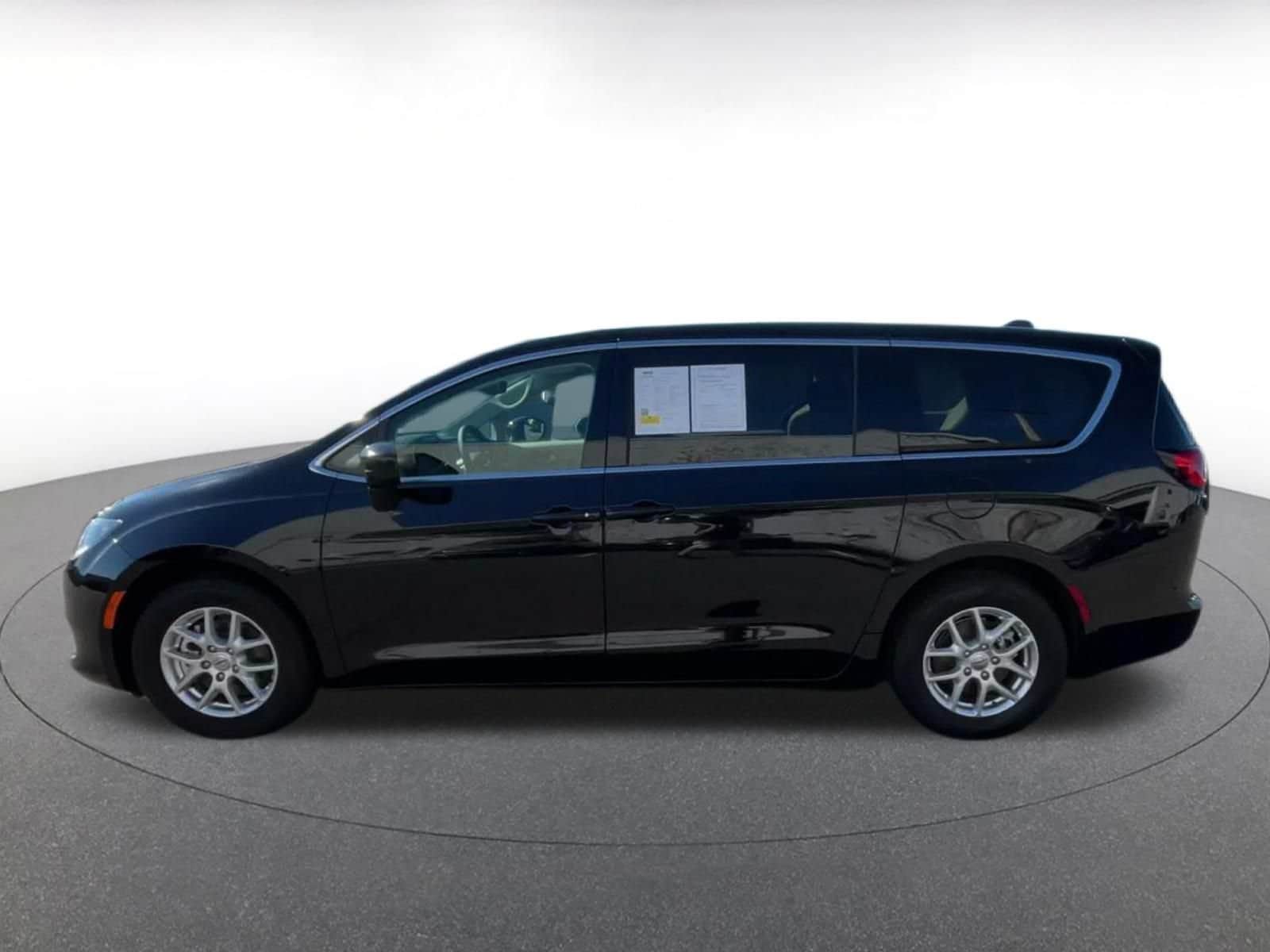 Thumbnail: 2024 Chrysler Voyager - 8