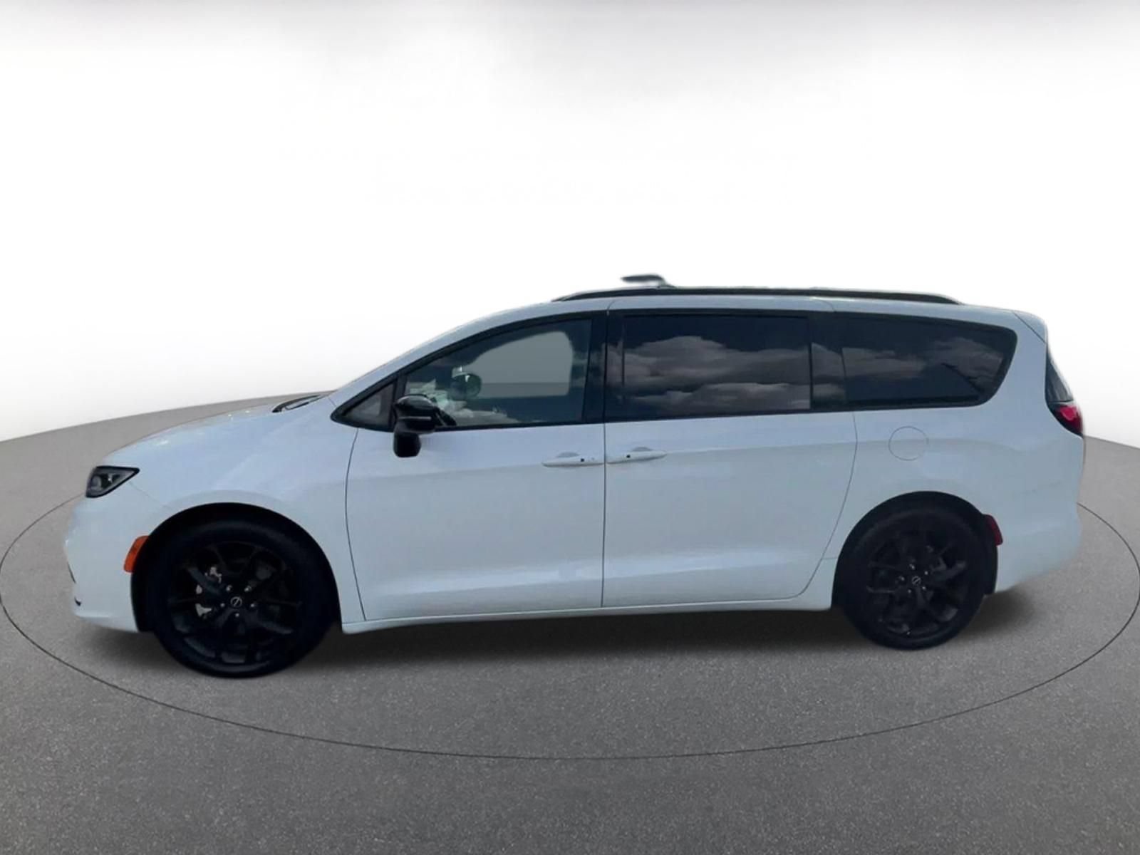 Thumbnail: 2025 Chrysler Pacifica - 8