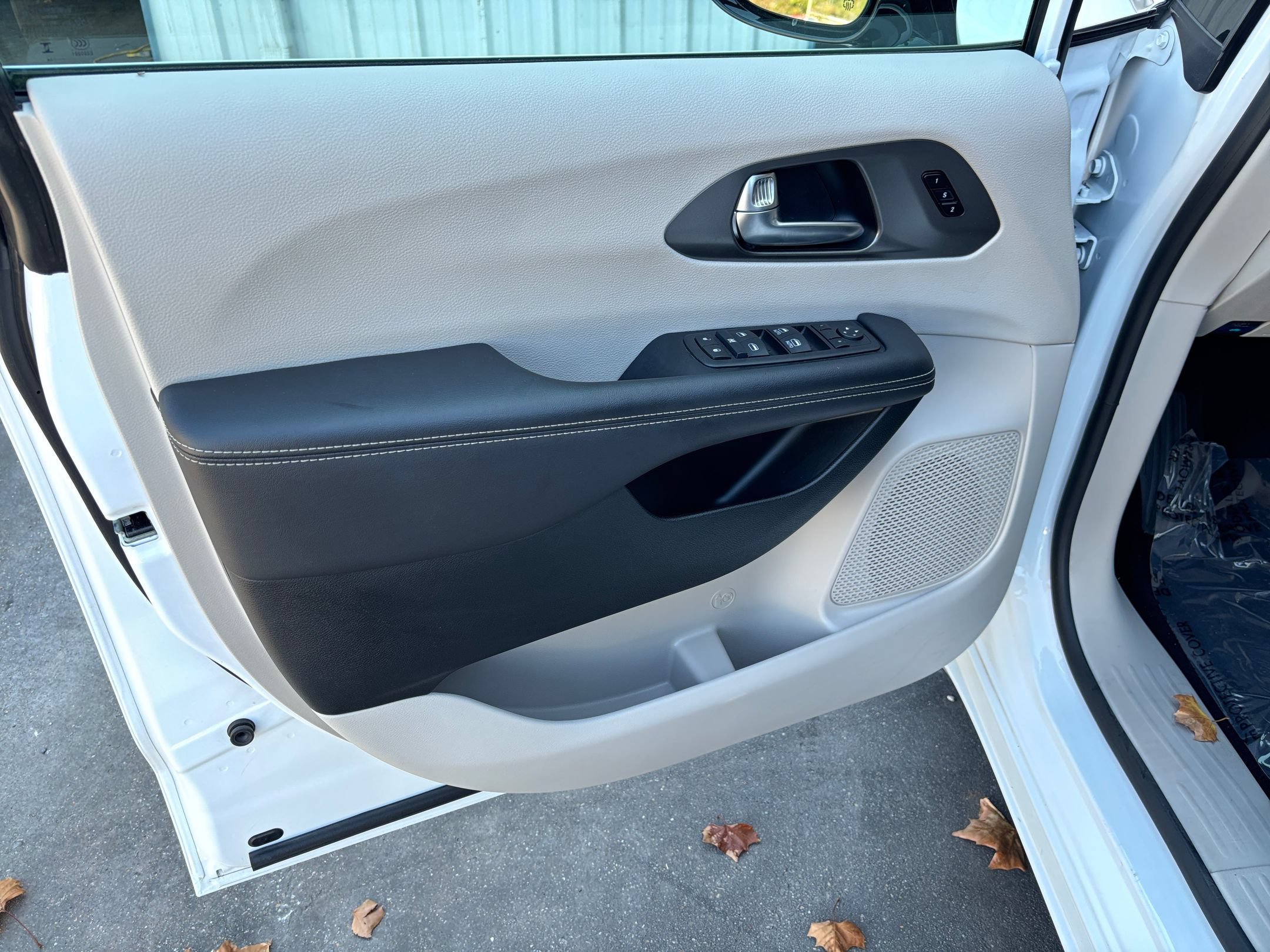 Thumbnail: 2024 Chrysler Pacifica - 6