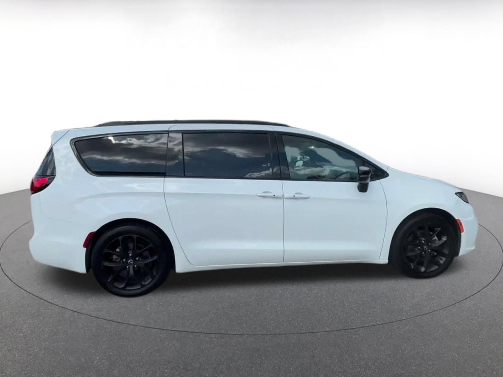 Thumbnail: 2025 Chrysler Pacifica - 15