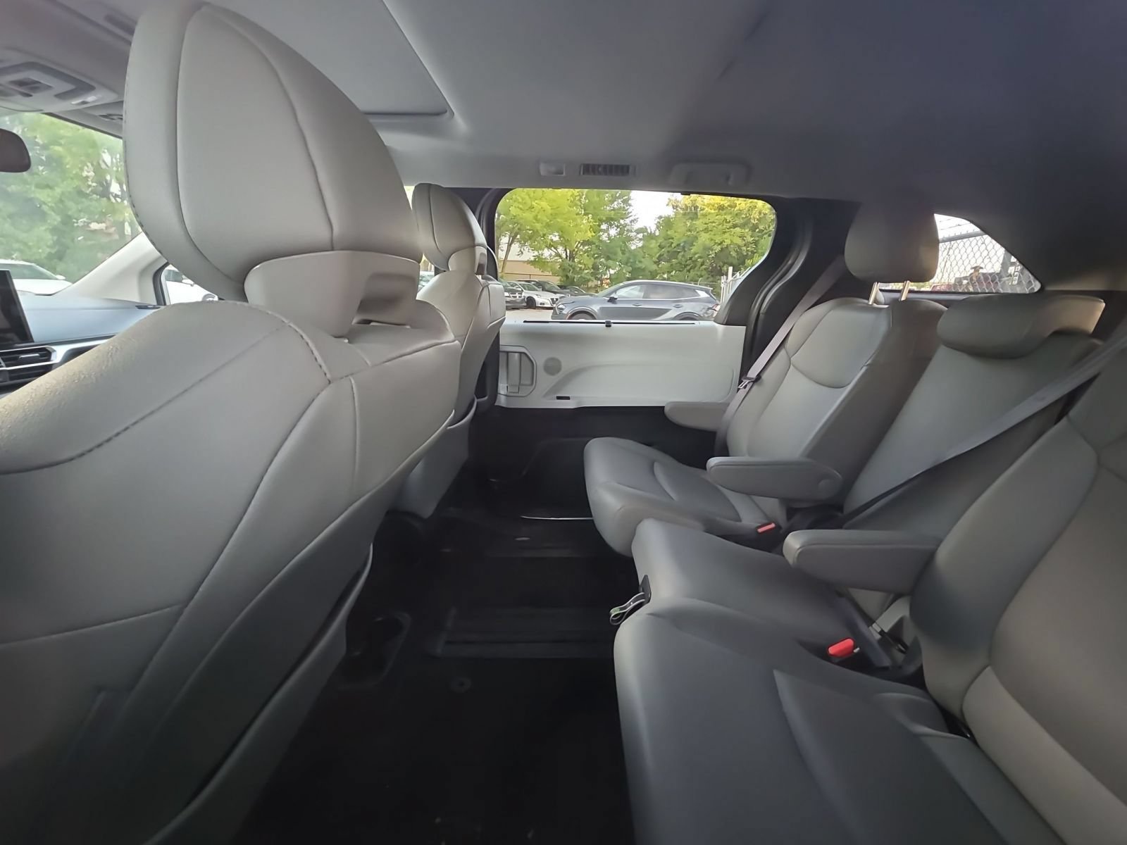 Thumbnail: 2025 Toyota Sienna - 13