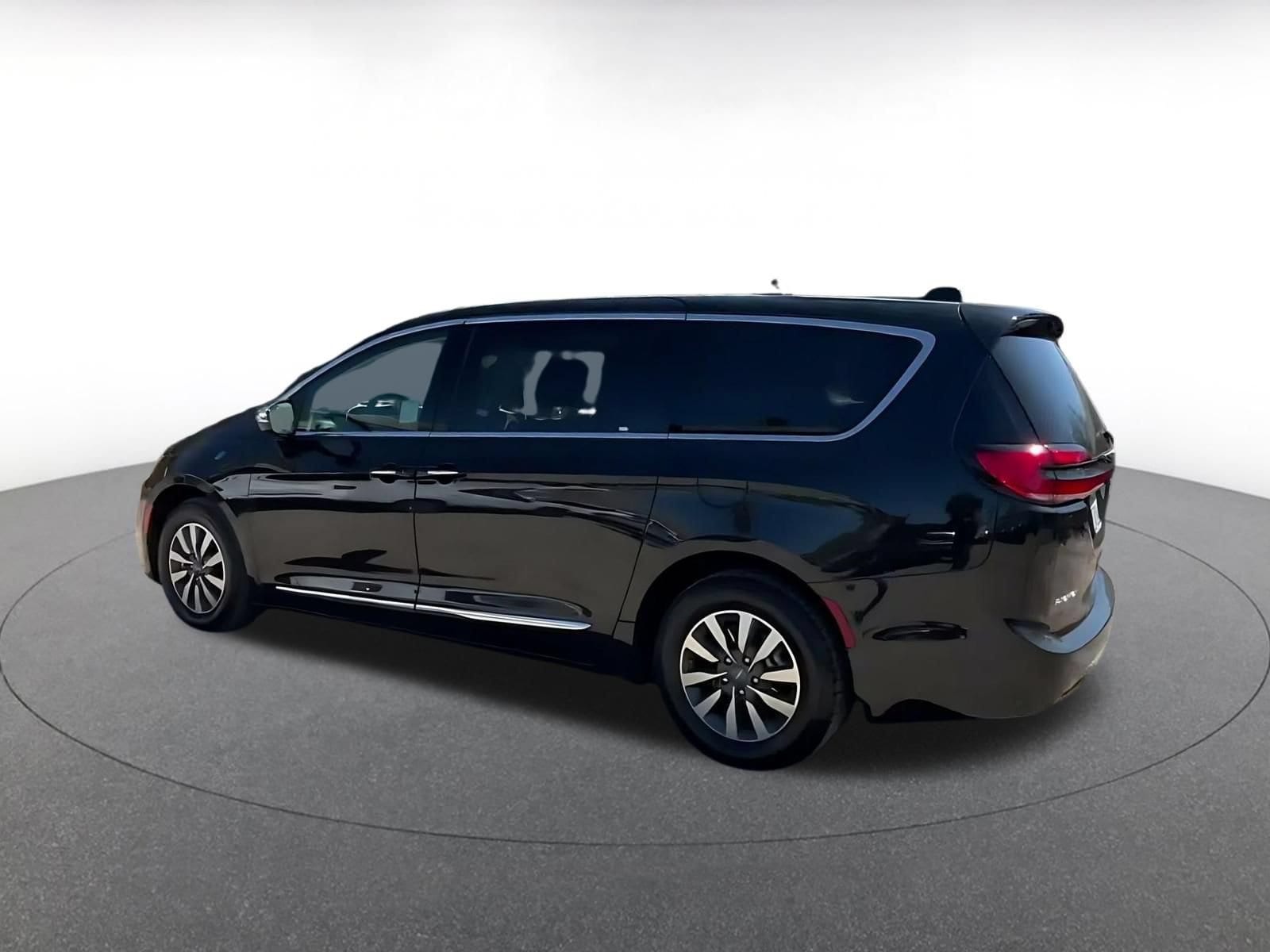Thumbnail: 2023 Chrysler Pacifica - 9