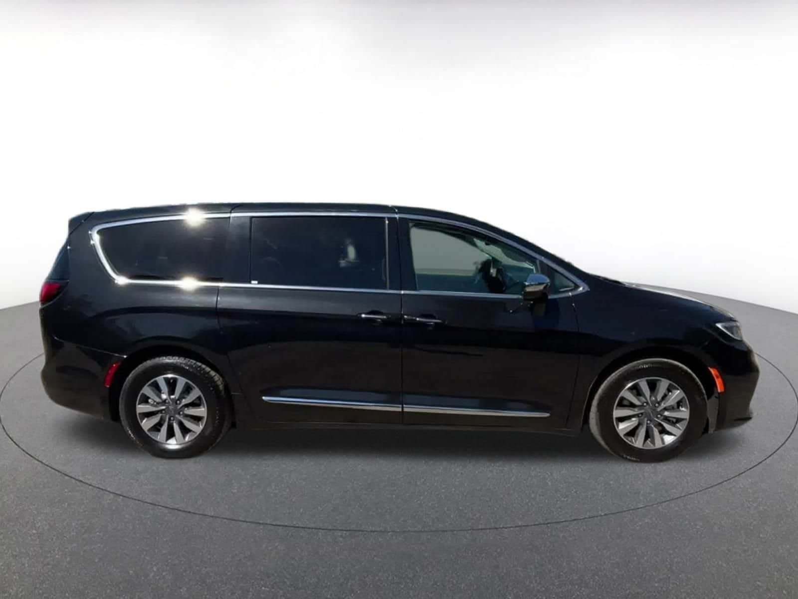 Thumbnail: 2023 Chrysler Pacifica - 15