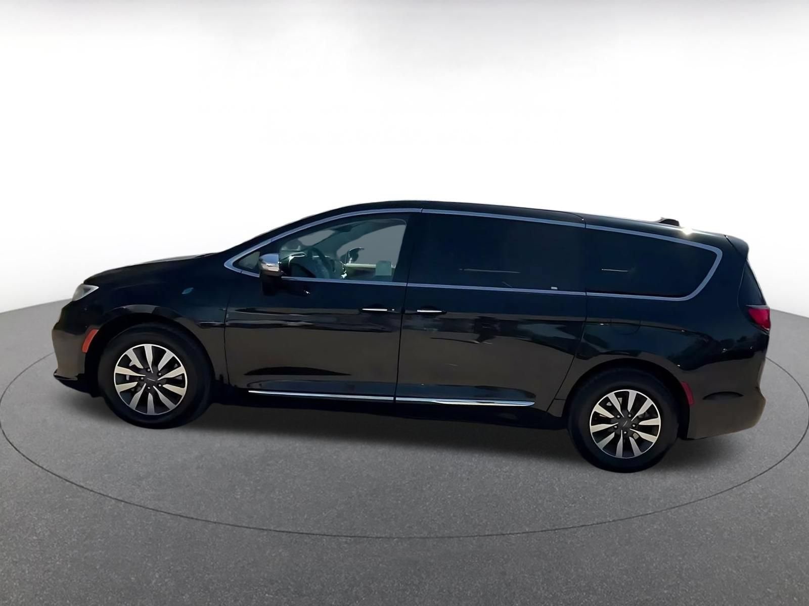 Thumbnail: 2023 Chrysler Pacifica - 8