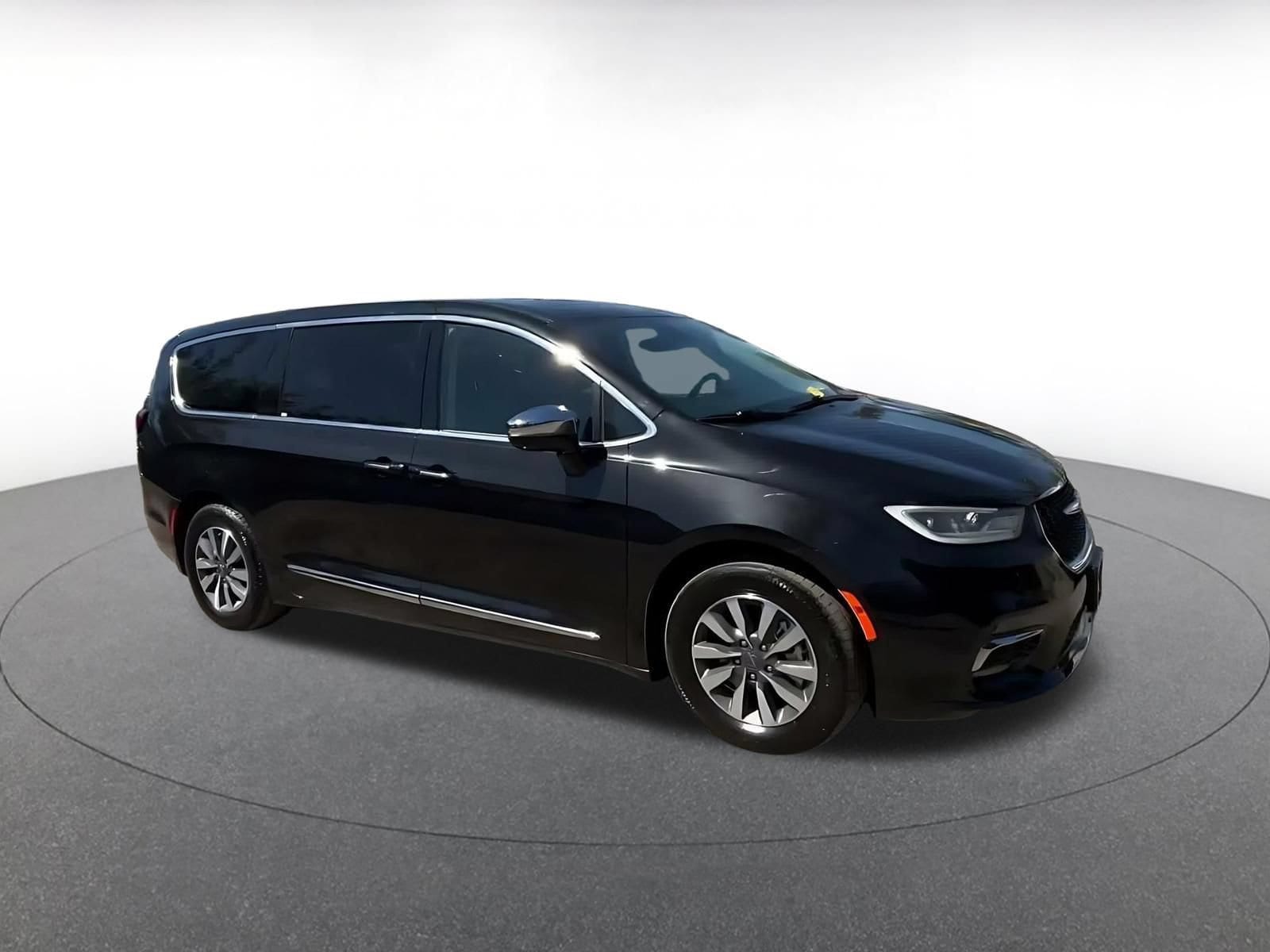 Thumbnail: 2023 Chrysler Pacifica - 2