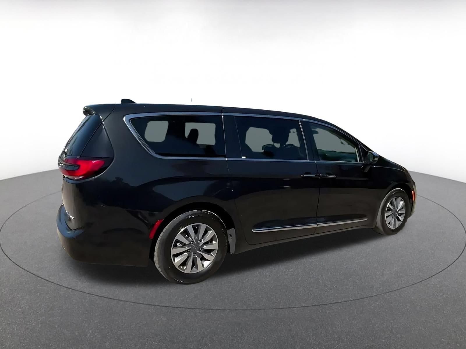 Thumbnail: 2023 Chrysler Pacifica - 14