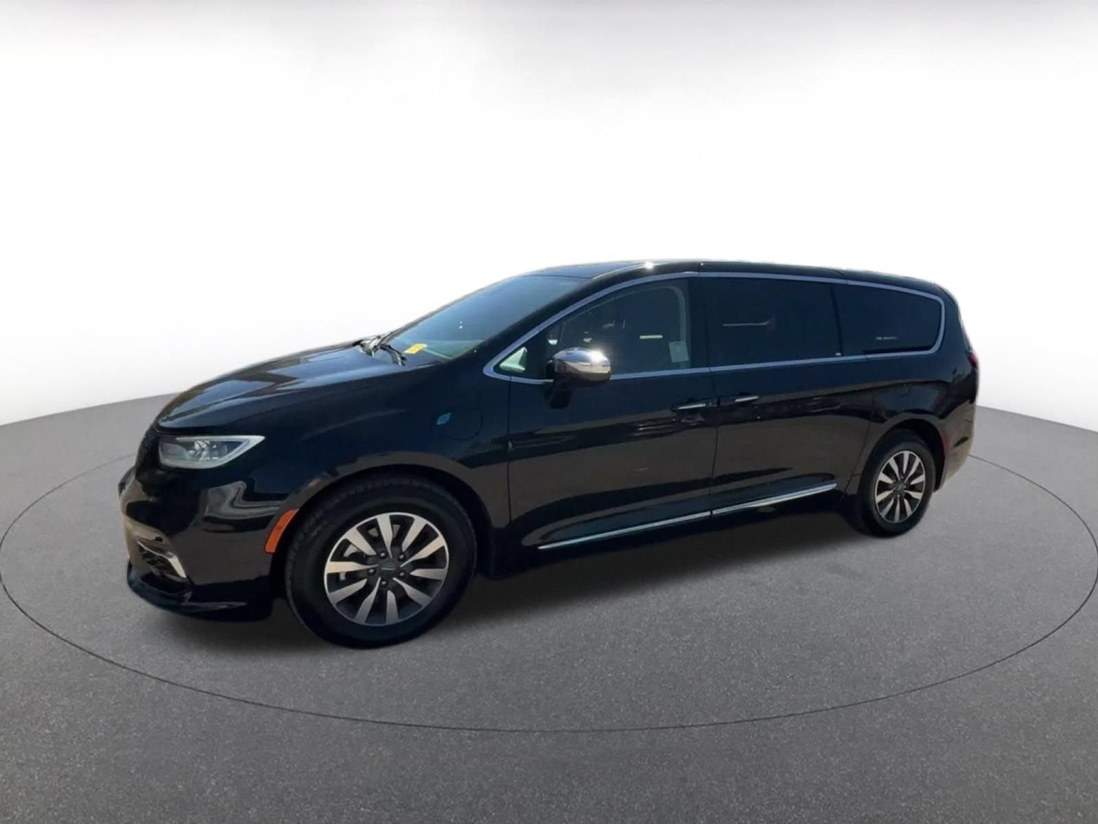Thumbnail: 2023 Chrysler Pacifica - 7