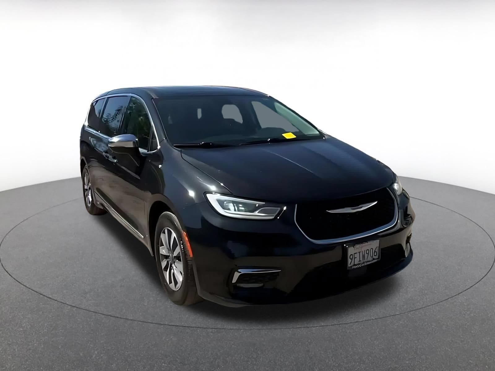 Thumbnail: 2023 Chrysler Pacifica - 3