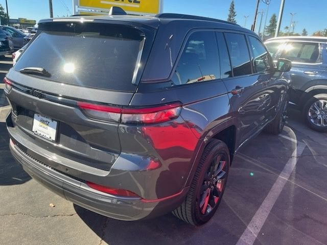 Thumbnail: 2026 Jeep Grand Cherokee - 3