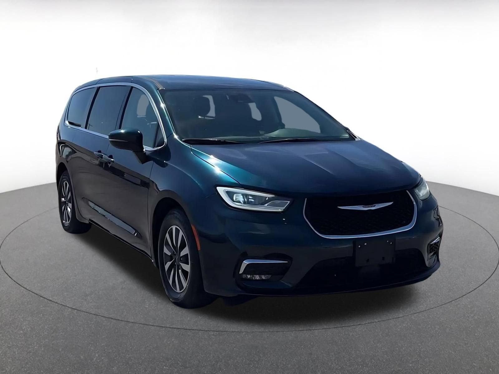 Thumbnail: 2023 Chrysler Pacifica - 3