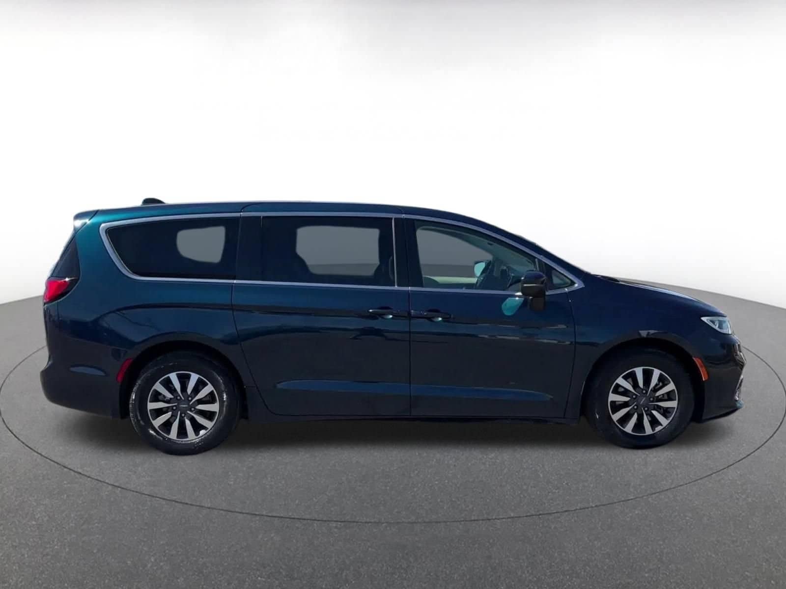 Thumbnail: 2023 Chrysler Pacifica - 15