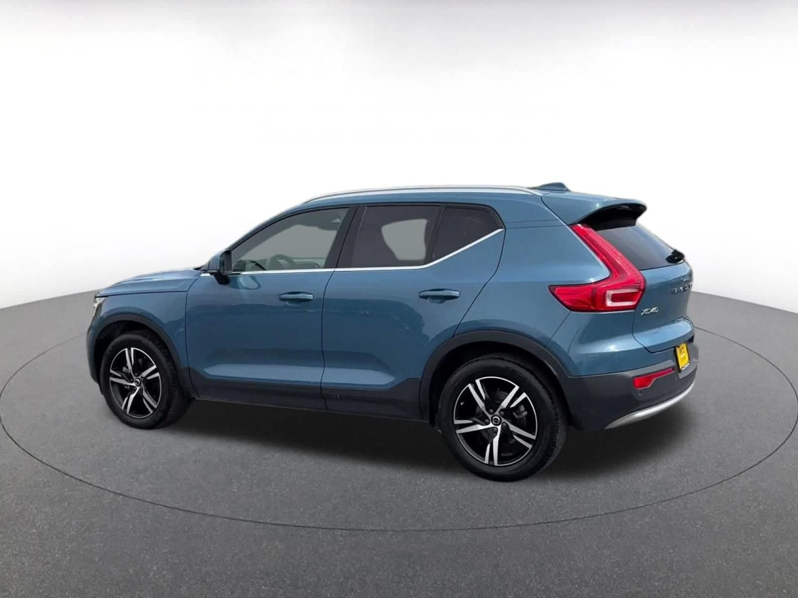 Thumbnail: 2024 Volvo XC40 - 9