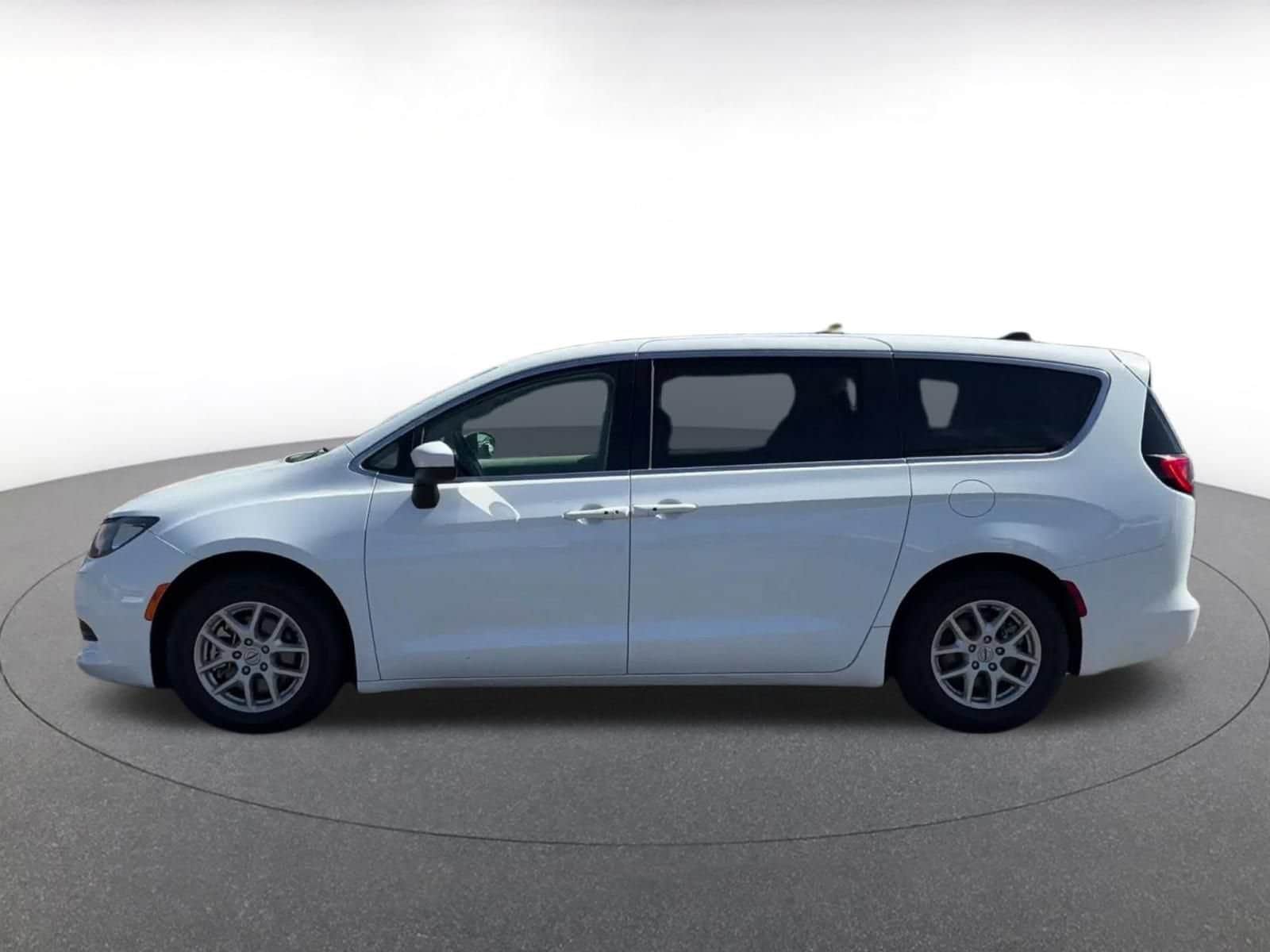 Thumbnail: 2023 Chrysler Voyager - 8