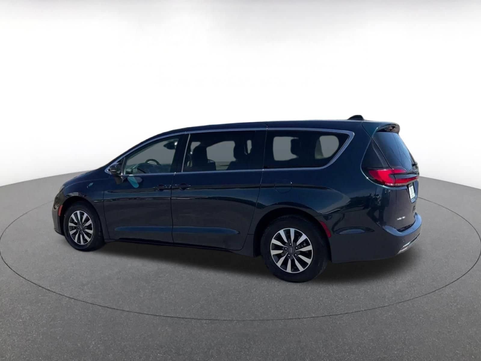 Thumbnail: 2023 Chrysler Pacifica - 9