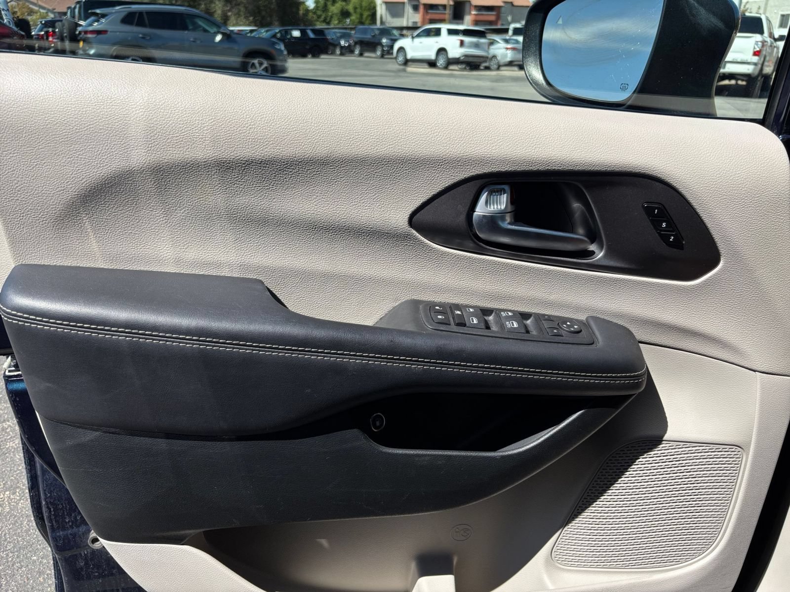 Thumbnail: 2023 Chrysler Pacifica - 18