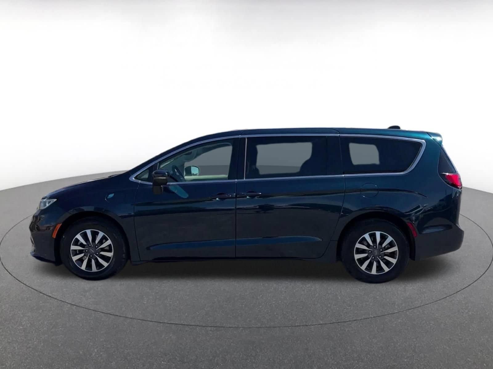 Thumbnail: 2023 Chrysler Pacifica - 8
