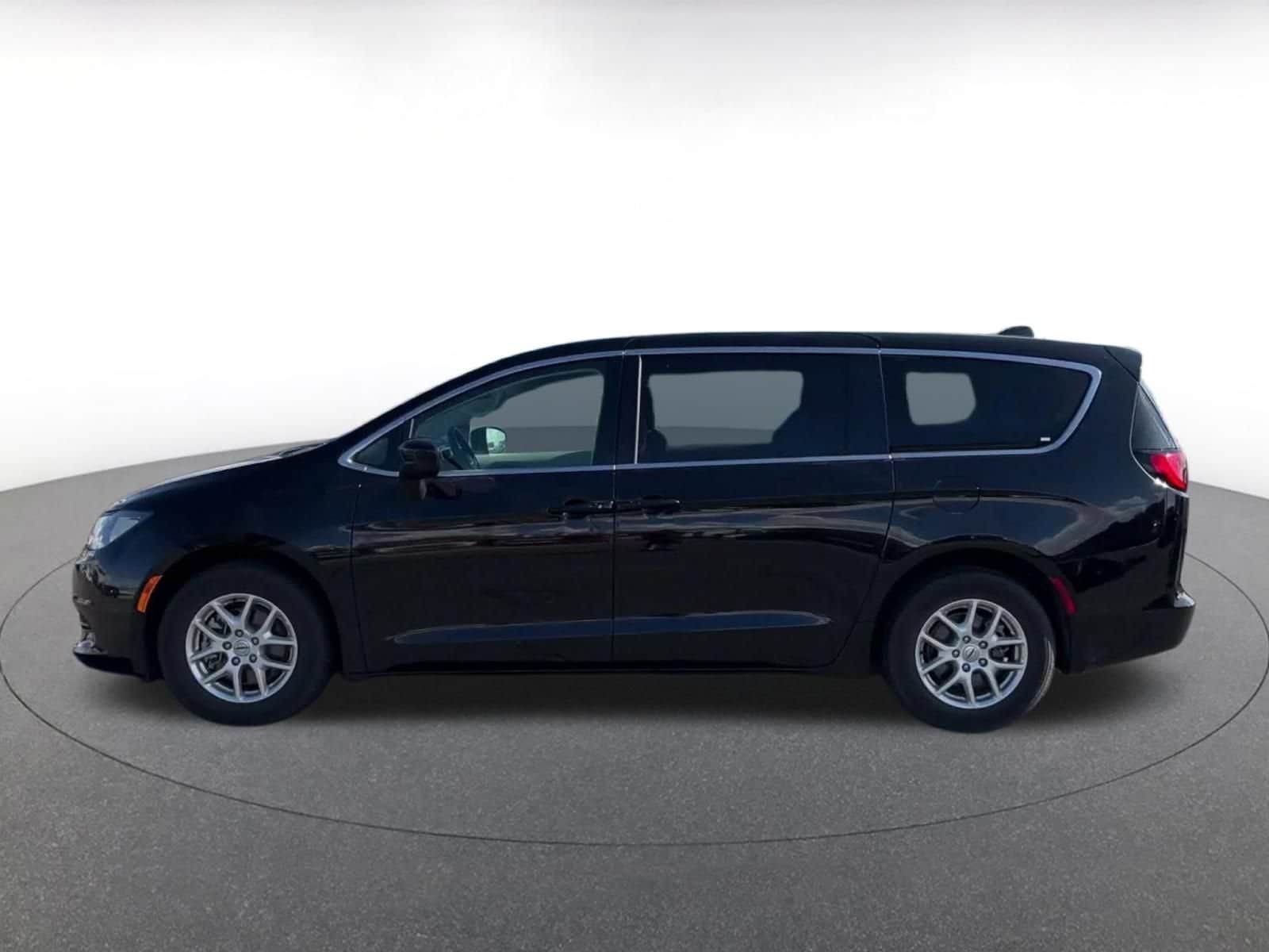 Thumbnail: 2024 Chrysler Voyager - 8