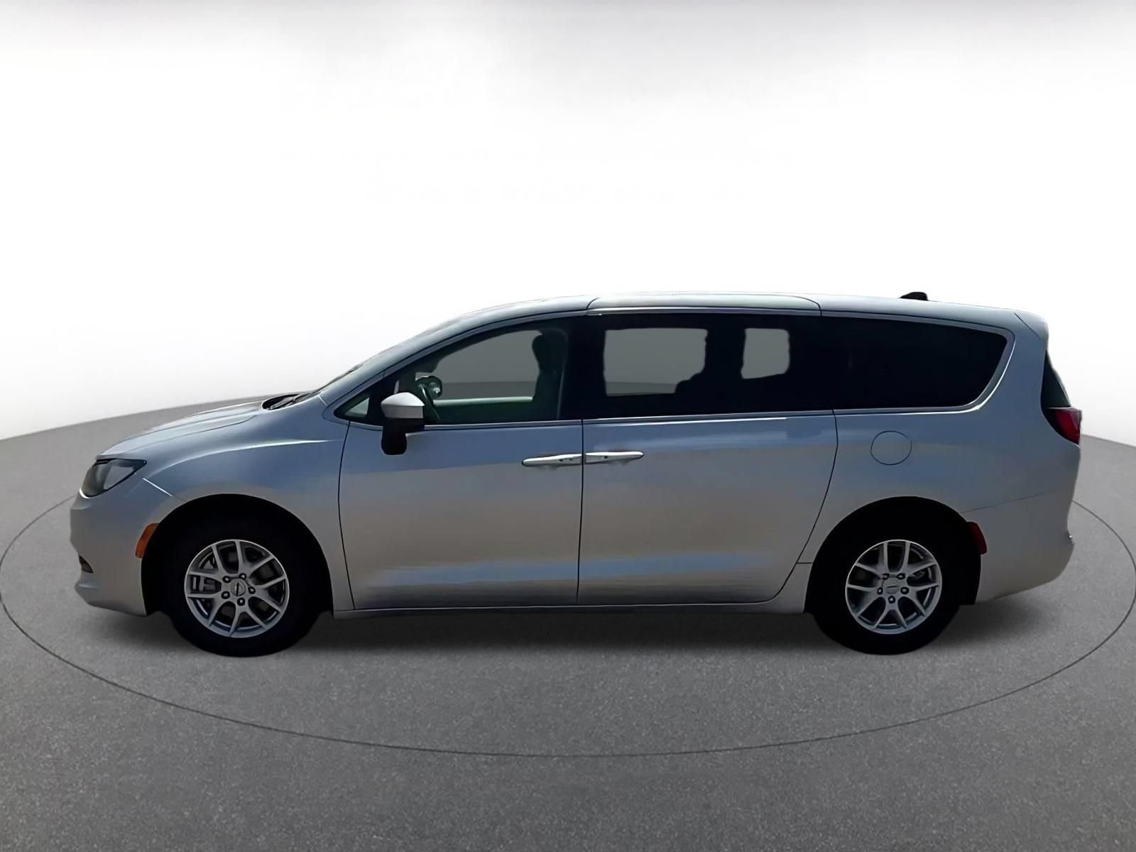 Thumbnail: 2023 Chrysler Voyager - 8