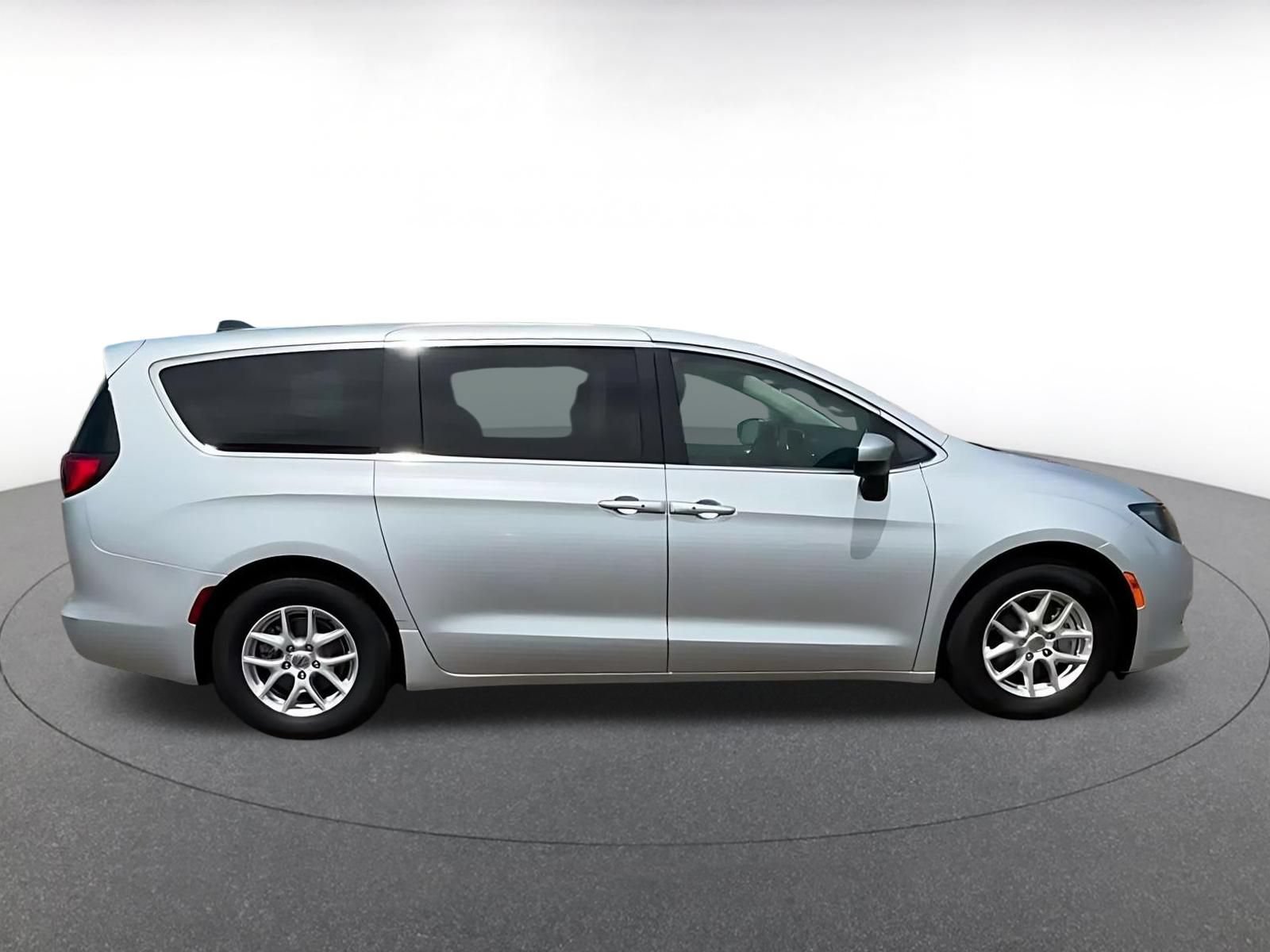 Thumbnail: 2023 Chrysler Voyager - 15