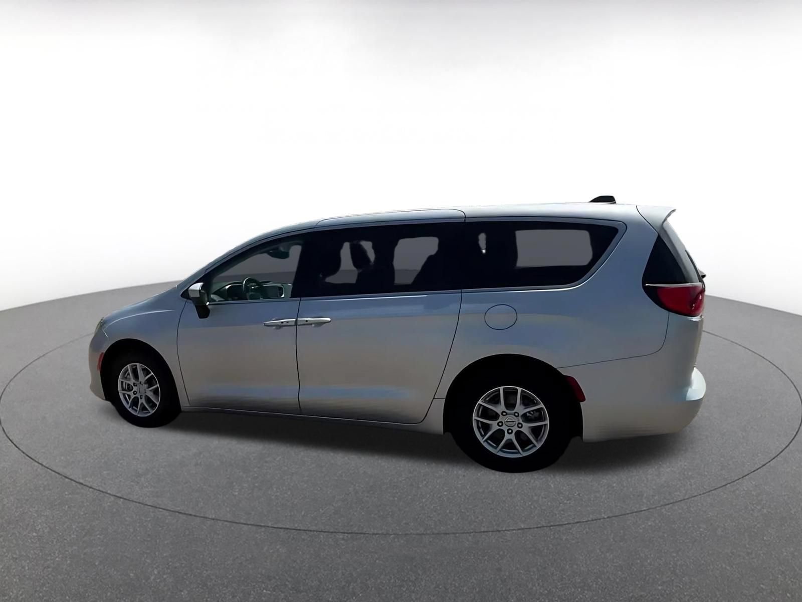 Thumbnail: 2023 Chrysler Voyager - 9