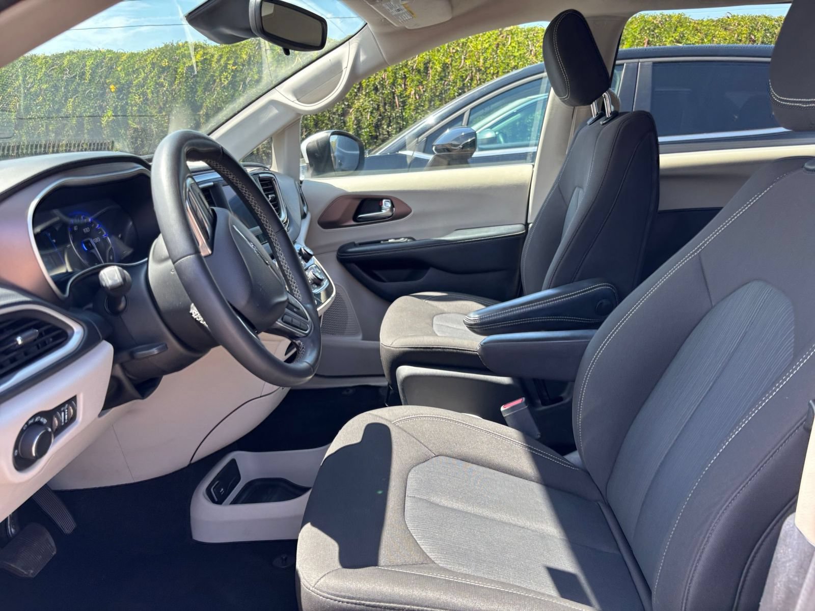 Thumbnail: 2023 Chrysler Voyager - 28
