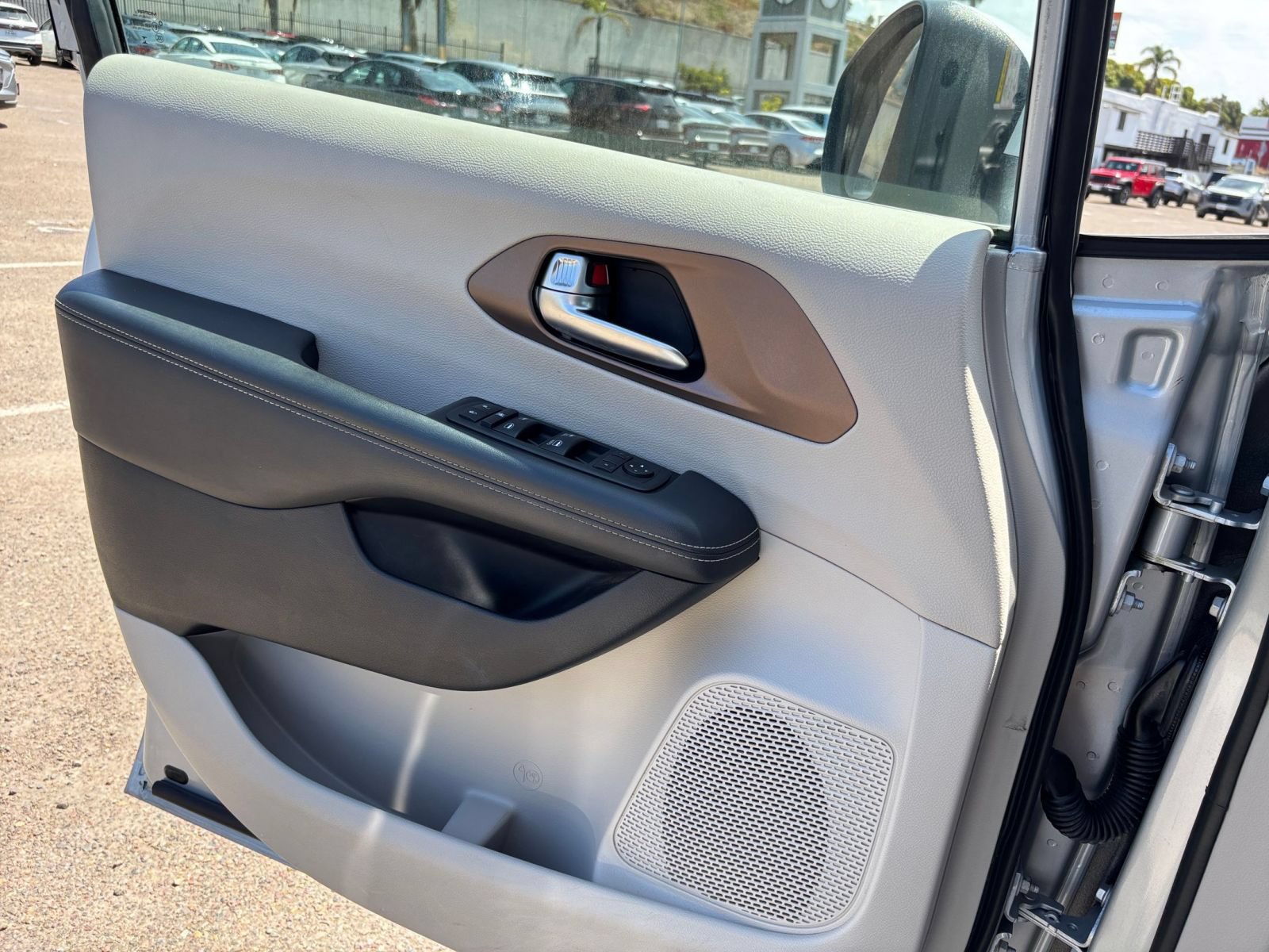 Thumbnail: 2023 Chrysler Voyager - 18