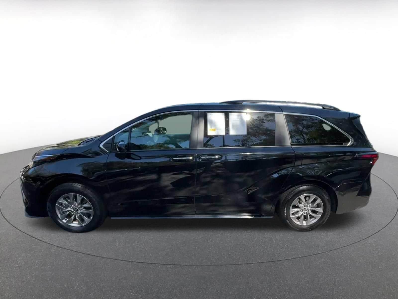 Thumbnail: 2025 Toyota Sienna - 8