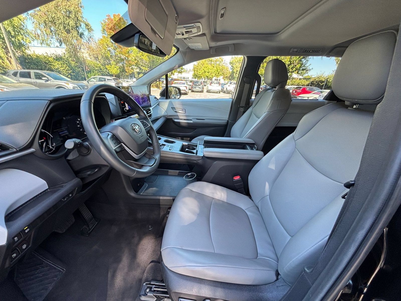 Thumbnail: 2025 Toyota Sienna - 27