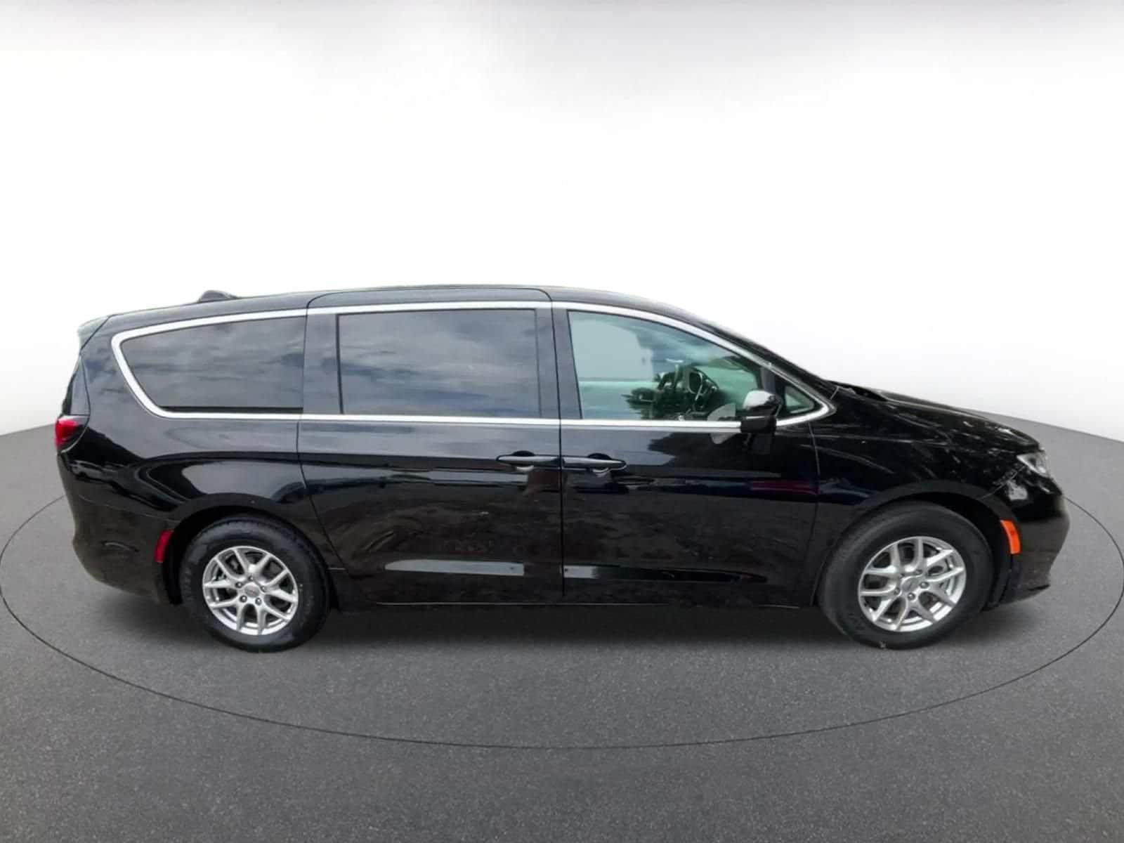 Thumbnail: 2024 Chrysler Pacifica - 16