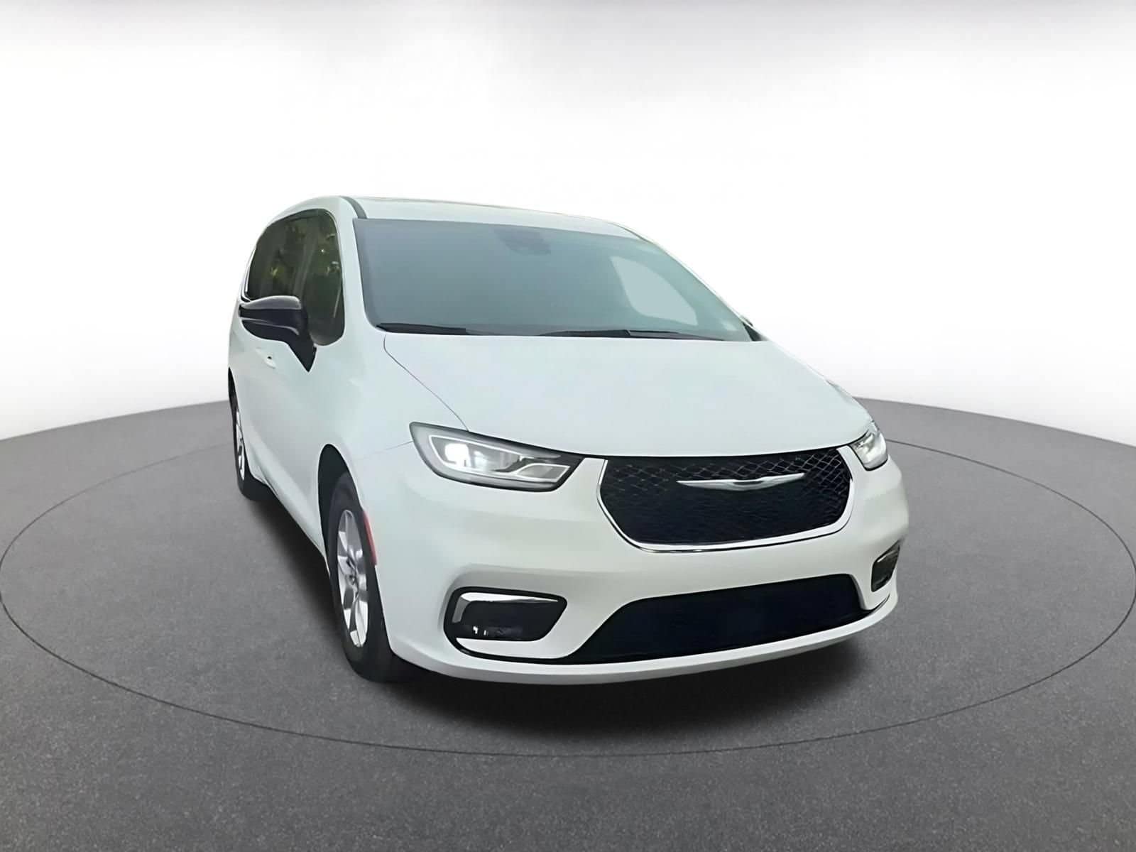 Thumbnail: 2025 Chrysler Pacifica - 3