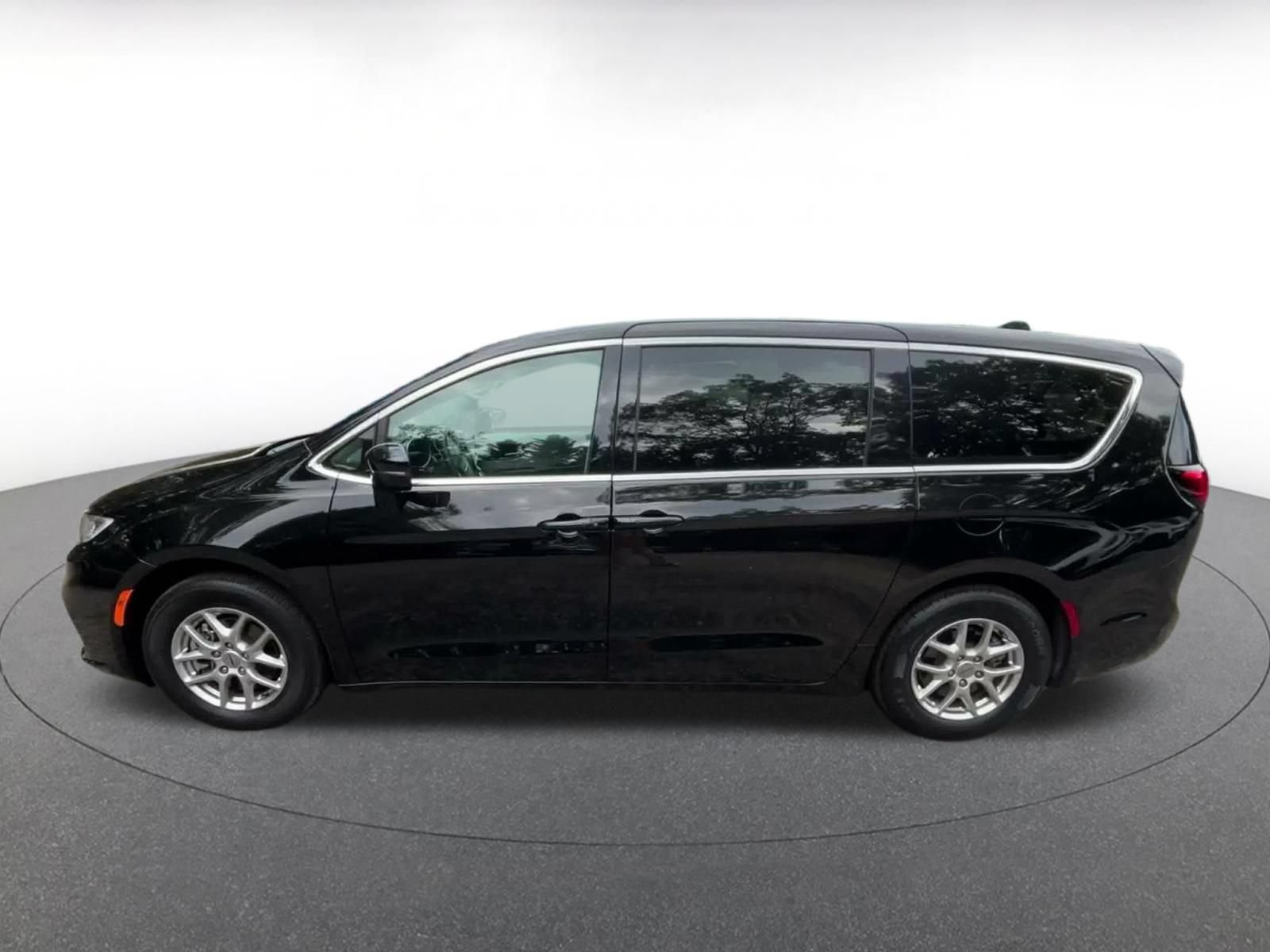 Thumbnail: 2024 Chrysler Pacifica - 7