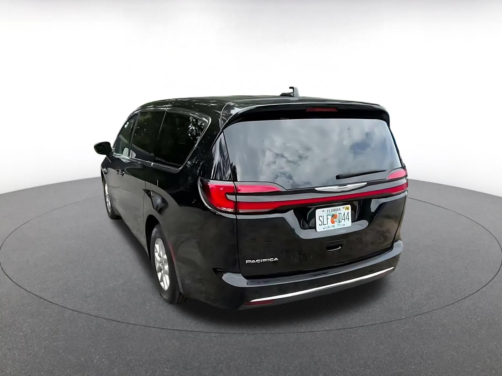 Thumbnail: 2024 Chrysler Pacifica - 10