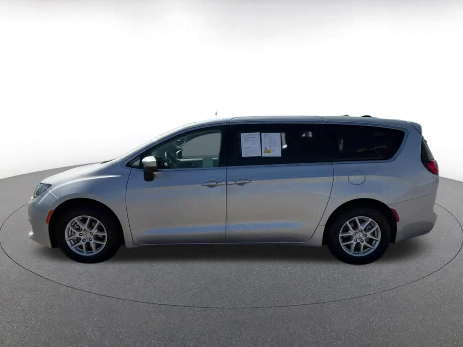 Thumbnail: 2023 Chrysler Voyager - 8