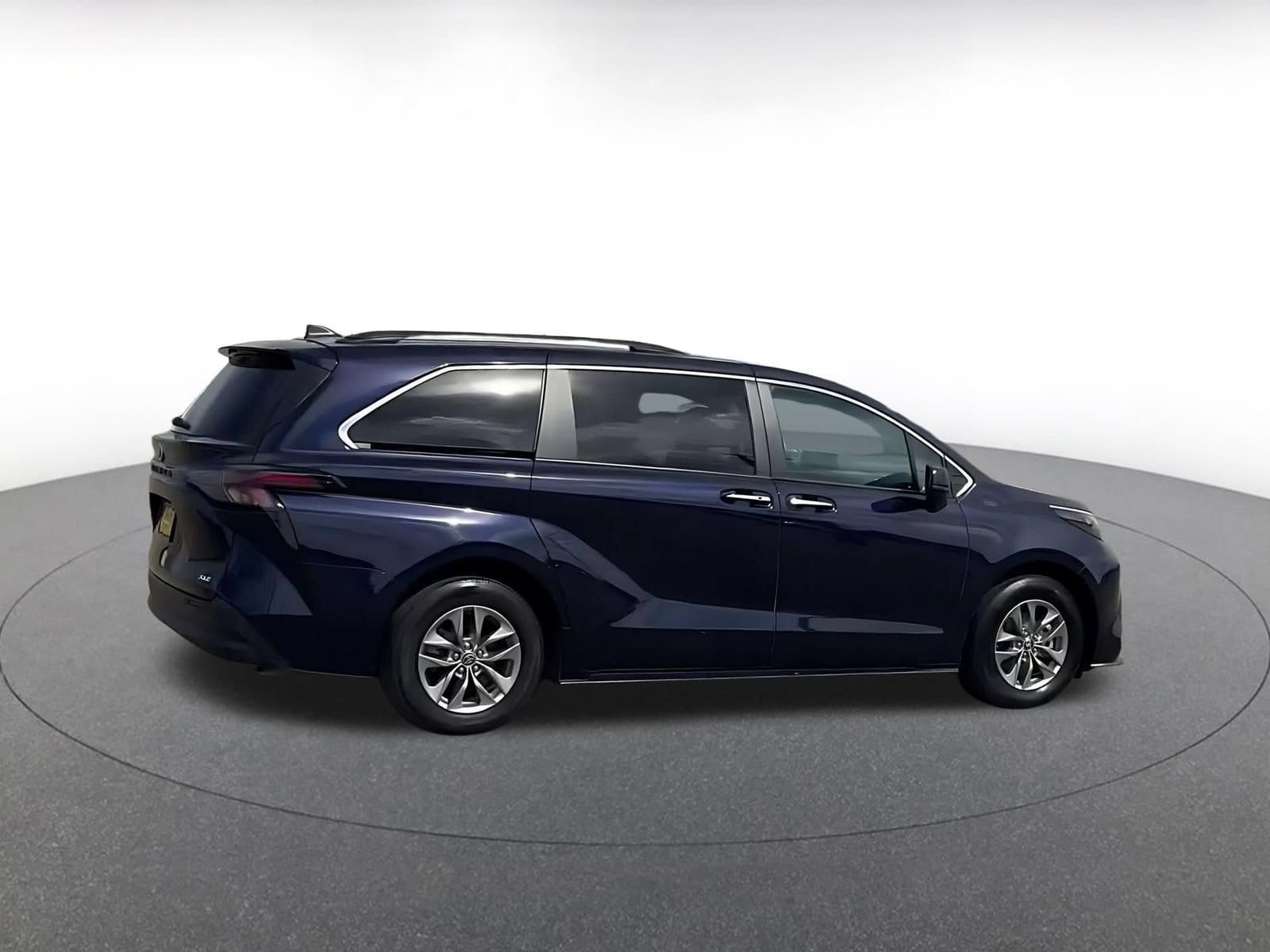 Thumbnail: 2025 Toyota Sienna - 14