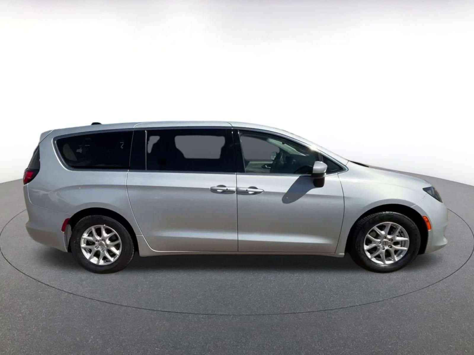 Thumbnail: 2023 Chrysler Voyager - 15