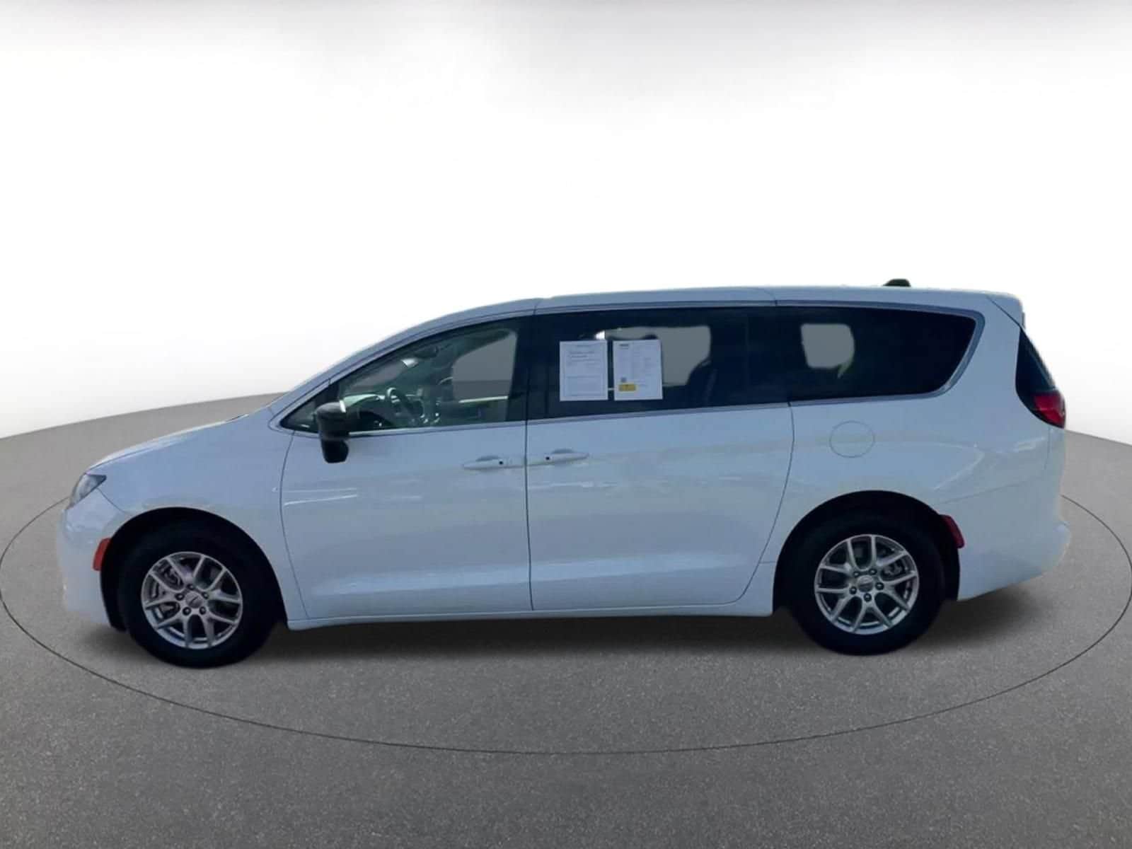 Thumbnail: 2024 Chrysler Voyager - 8