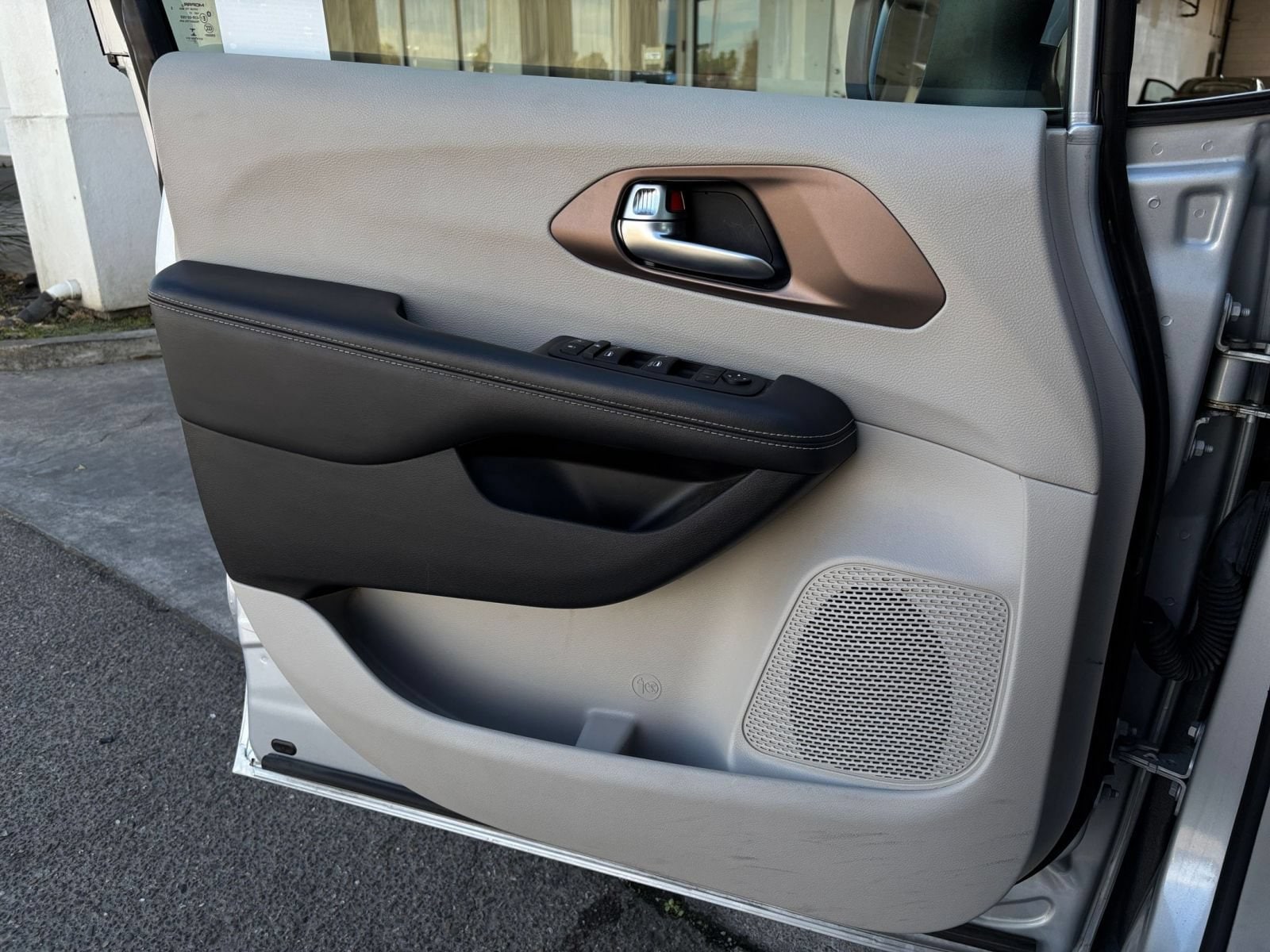 Thumbnail: 2023 Chrysler Voyager - 18