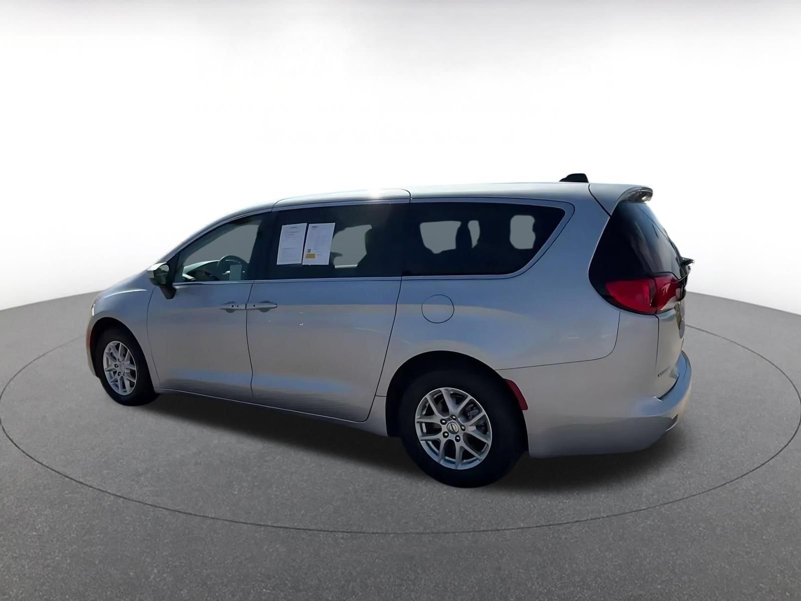 Thumbnail: 2023 Chrysler Voyager - 9