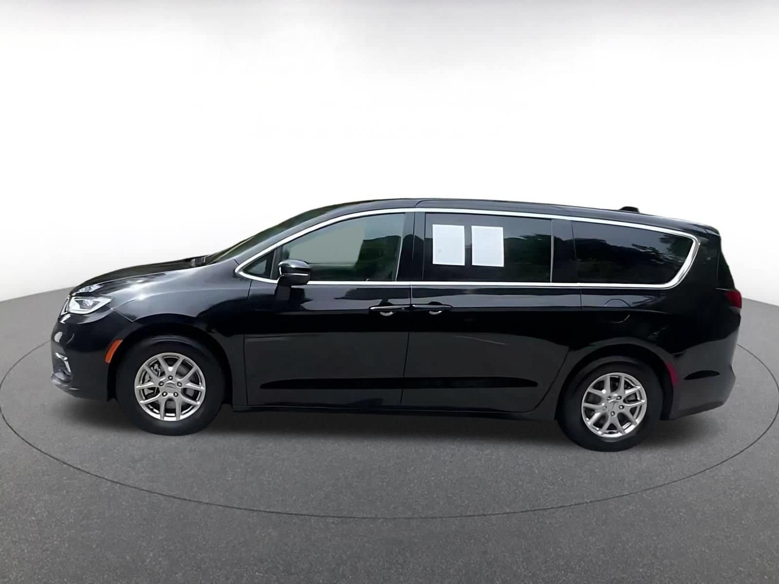 Thumbnail: 2025 Chrysler Pacifica - 8