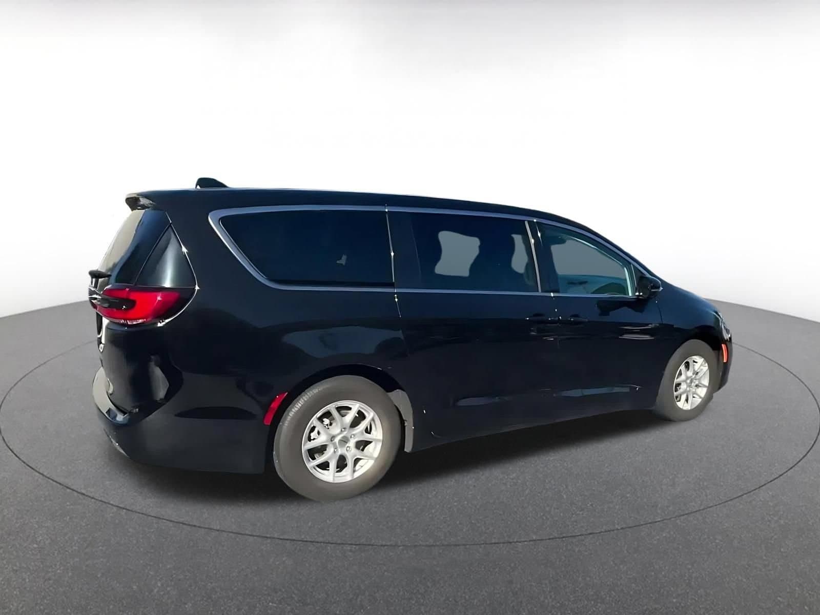Thumbnail: 2024 Chrysler Pacifica - 13