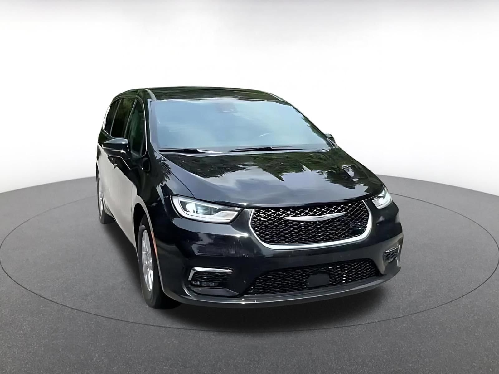 Thumbnail: 2025 Chrysler Pacifica - 3